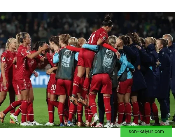 丹麦球迷激情翻滚旗帜,世界杯现场表现亮眼,掀起欢呼潮 丹麦球迷激情翻滚旗帜,世界杯现场表现亮眼,掀起欢呼潮